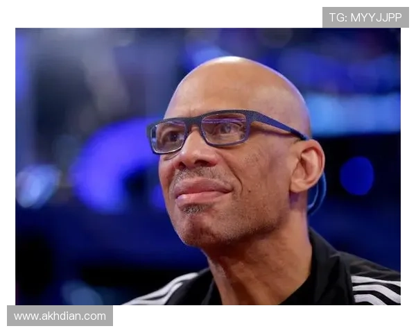 卡里姆·阿布杜尔-贾巴尔多样低位进攻拉开对手防线差距